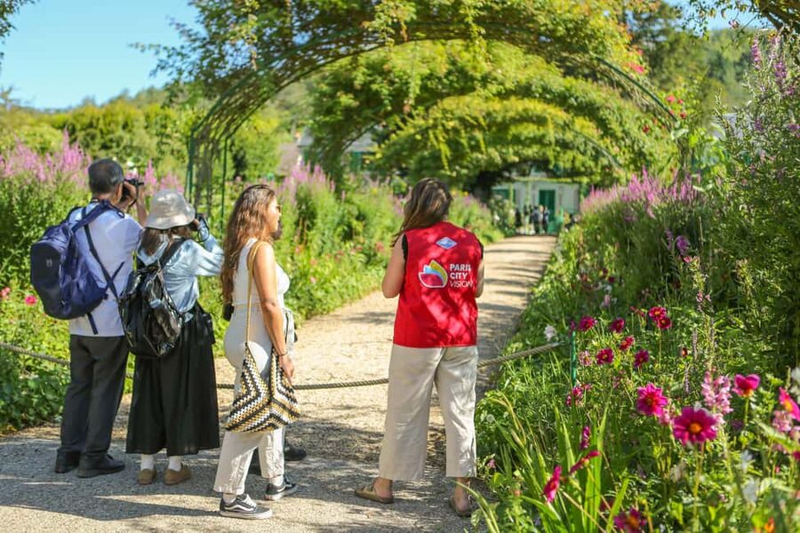 From Paris: Giverny Day Trip with Audio Guide or Live Guide - Time pressure and queues: how to see the village without feeling panicked