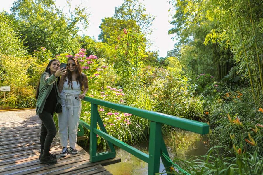 From Paris: Giverny Day Trip with Audio Guide or Live Guide - Paris to Giverny by air-conditioned coach: the ride you actually enjoy