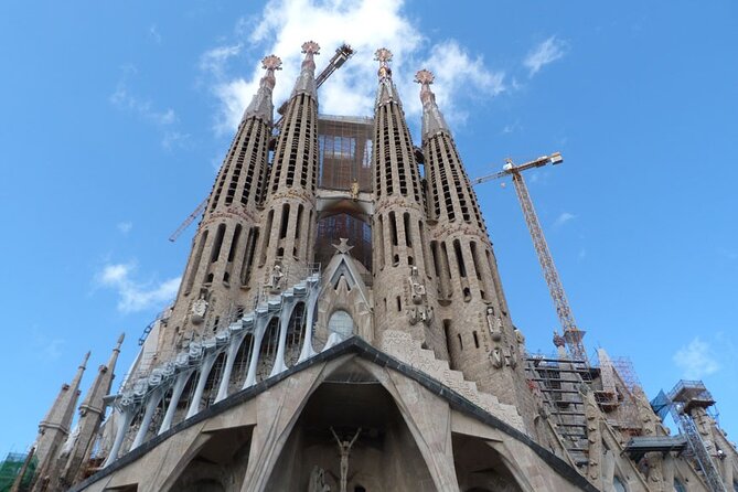 Gaudi and La Sagrada Familia Exterior Self-Guided Audio Tour - Offline narration and two languages: using the app without a data plan