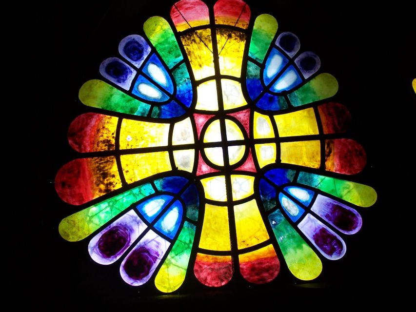 Gaudi's Crypt in Colonia Güell with Audioguide - Using the multilingual audioguide like a pro