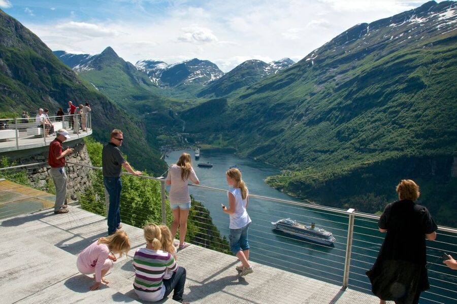 Geiranger: Bus Tour with Multilingual Audio Guide - Between Stops: Passing Geiranger Village