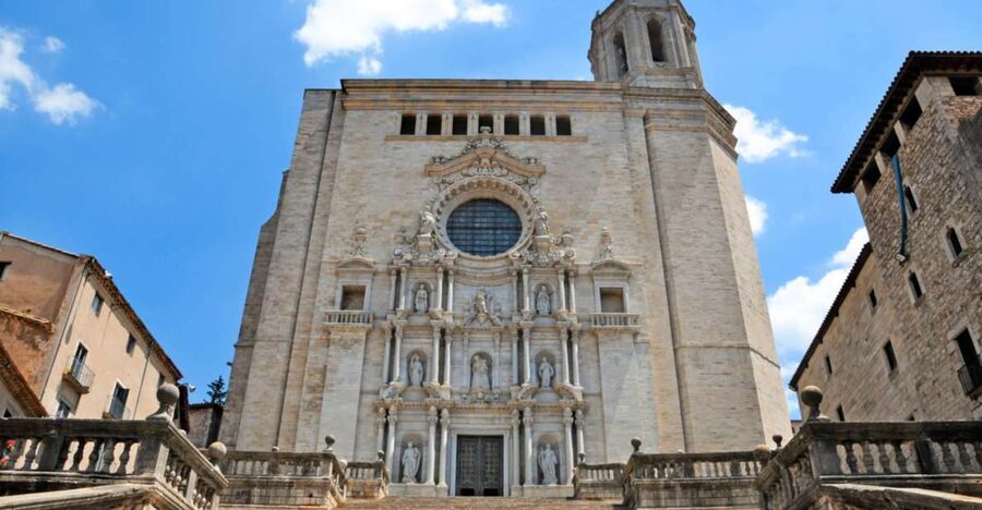 Girona: Self-guided Audio City Tour on Your Phone - Where to start: Independence Square without confusion