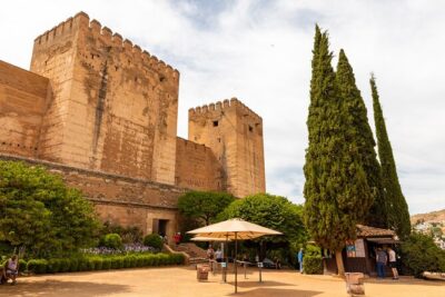 Granada (Alhambra) Scavenger Hunt and Sights Self-Guided Tour - Starting at Pilar de Carlos V: How the App-Based Game Works