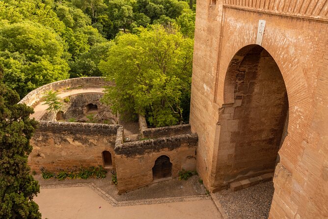 Granada (Alhambra) Scavenger Hunt and Sights Self-Guided Tour - Who Should Book This Scavenger Hunt (And Who Might Skip It)