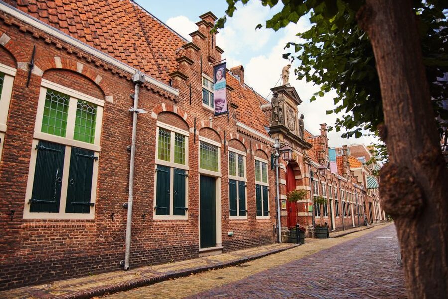 Haarlem: Frans Hals Museum Entrance Ticket with Audio Guide - Spotting Mondriaan Next to Older Masters: A Smart Way to Think About Style