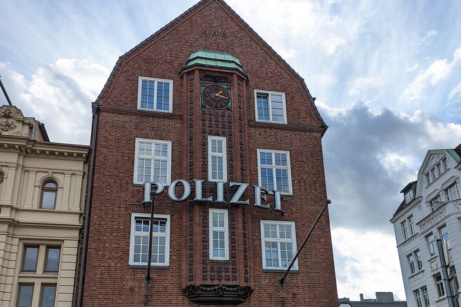 Hamburg Scavenger Hunt and Sights Self-Guided Tour - Davidwache (Polizeikommissariat 15): questions with local texture