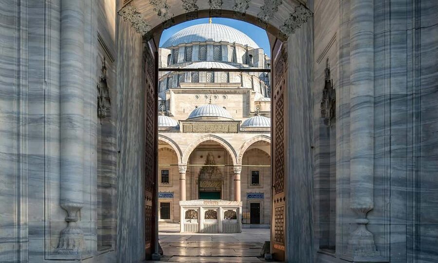 Istanbul: Blue Mosque Guided Tour & Süleymaniye Audio Guide - Inside the Blue Mosque: what the 1-hour guided stop really buys you