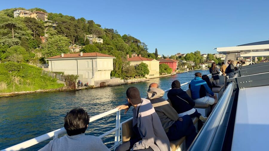 Istanbul: Daytime or Sunset Sightseeing Cruise & Audio Guide - Drinks, Snacks, Wi-Fi, and the Dinner Upgrade Menu