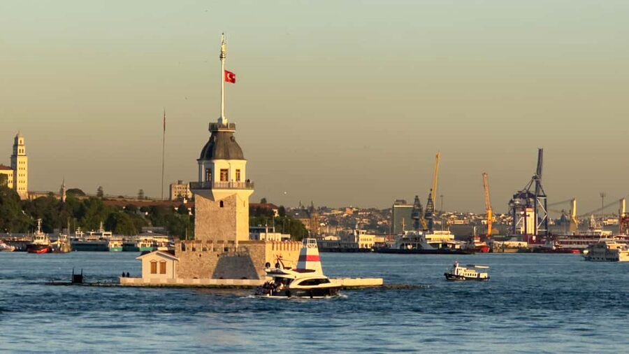 İstanbul: Small-Group Sunset Cruise & Audio Guide w/Snack - Maiden’s Tower to Beylerbeyi: the first photo wave