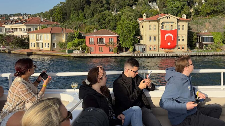 İstanbul: Small-Group Sunset Cruise & Audio Guide w/Snack - Dolmabahçe, Ciragan, and Ortaköy: the classic Istanbul shoreline run
