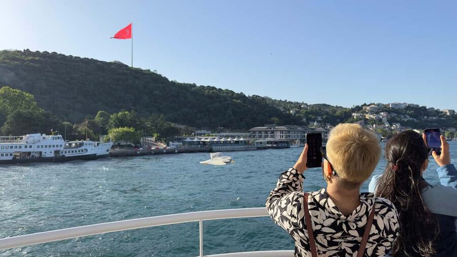 İstanbul: Small-Group Sunset Cruise & Audio Guide w/Snack - Snacks and drinks: what’s on your tray (and what to watch for)