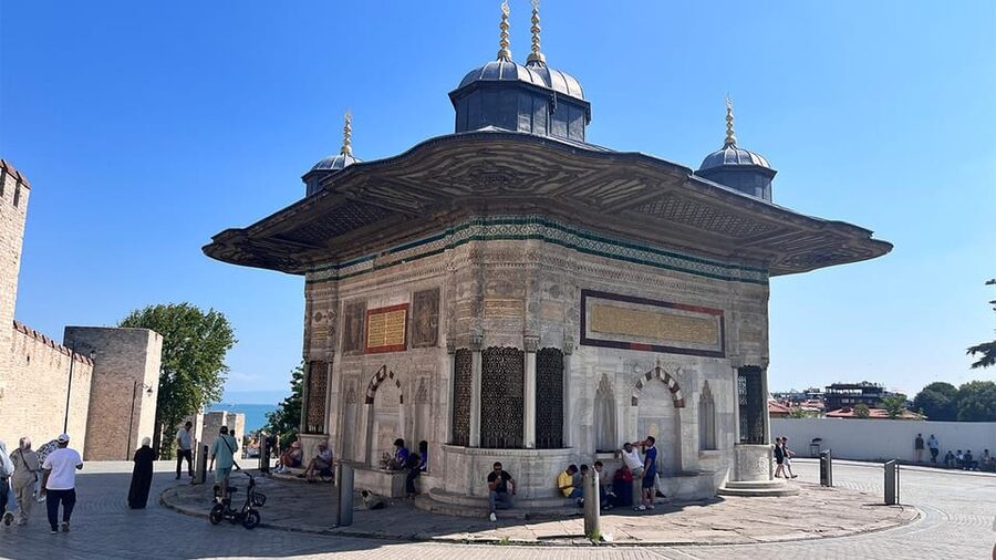 Istanbul: Topkapi Palace & Harem Museum Ticket & Audio Guide - Harem Museum: the part where you must stick with the host