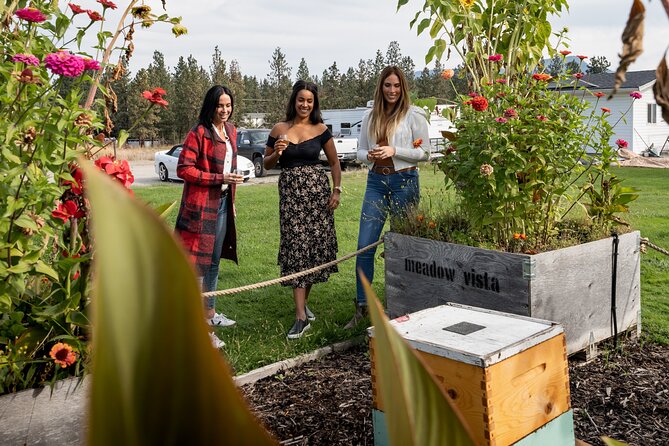 Kelowna E-Bike Bee Tour, Tastings, Organic Lunch & Audio Guide - The basic idea: a honey farm stop with a scenic e-bike ride