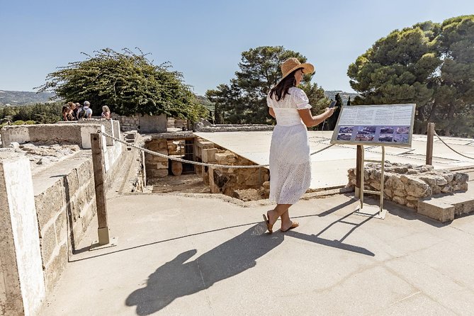 Knossos Palace: Self-Guided Audio Tour on your Phone (without ticket) - Throne Room: the replica throne and the woman you won’t forget