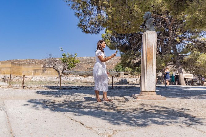 Knossos Palace: Self-Guided Audio Tour on your Phone (without ticket) - Tripartite Shrine: the snake goddess story and why it’s controversial