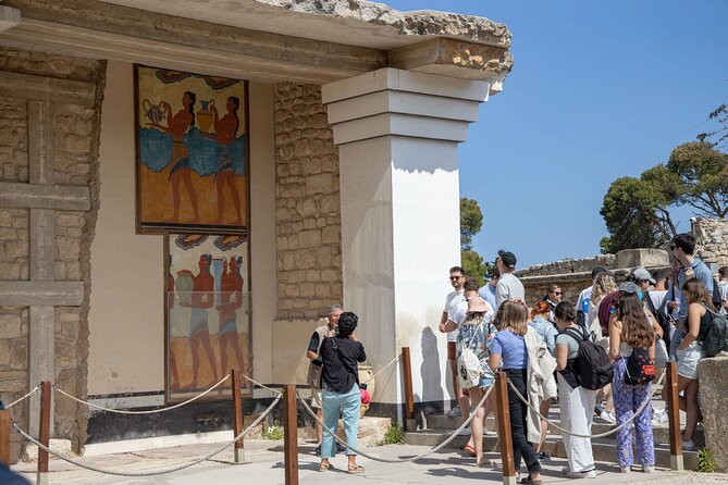 Knossos Palace Self-Guided Treasure Hunt & Tour - Starting at Knossos: how the flow works in real life