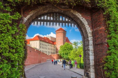 Krakow: Wawel Hill Audioguide Tour - Starting at Tourist Information Bracka 15: quick setup, easy launch