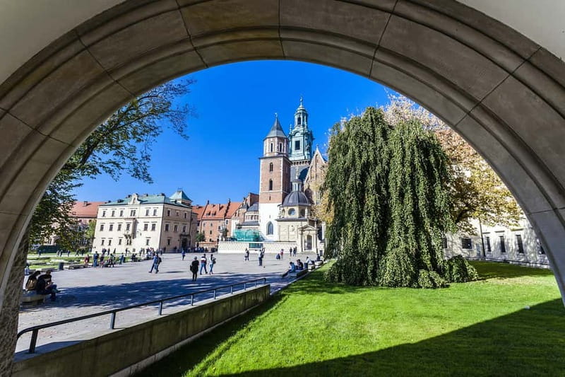 Krakow: Wawel Hill Audioguide Tour - Languages, small group size, and audio controls that keep you in charge