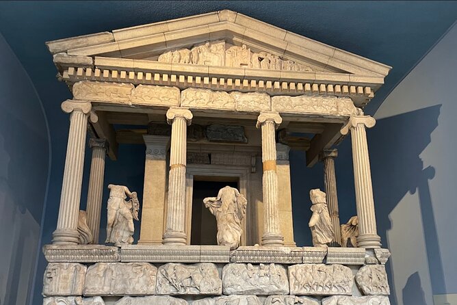 London: British Museum Audio Guide & Small Group Entry - Download plan: QR code, headphones, and why the audio is the main “product”