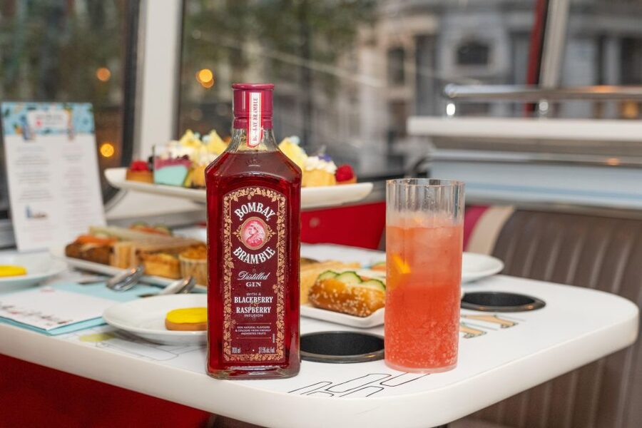 London: Gin and Afternoon Tea Bus Tour with Audio Guide - The audio guide: the difference between looking and learning