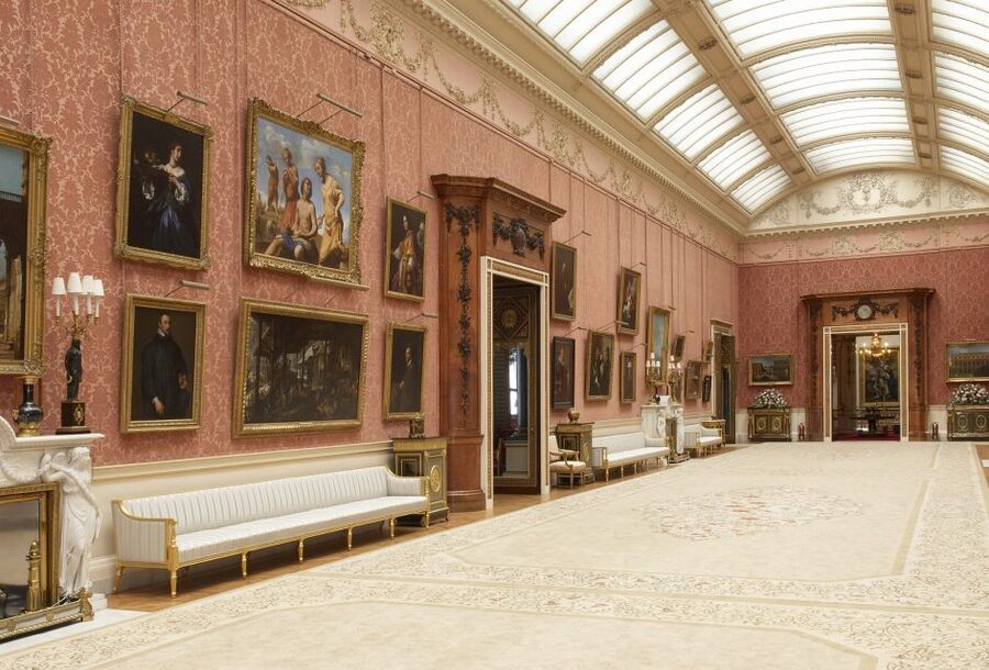 London: Royal Walking Tour and Buckingham Palace Audio Tour - Guides you might get: what the human touch can add
