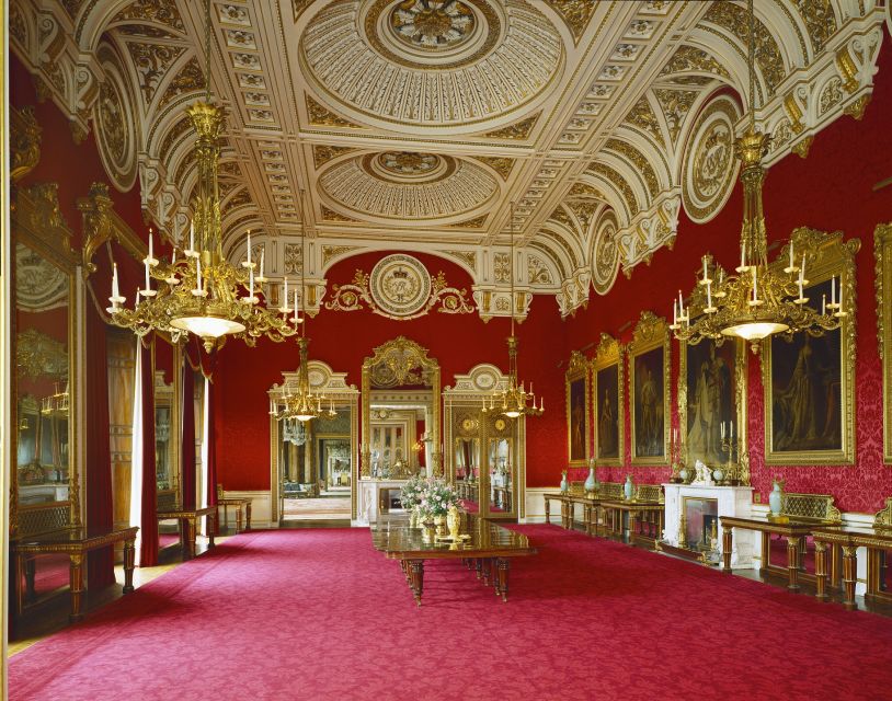 London: Royal Walking Tour and Buckingham Palace Audio Tour - Timing and photo spots: when to aim your camera