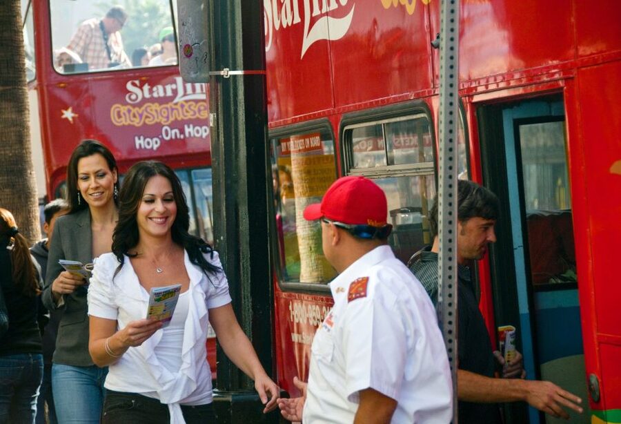 Los Angeles: Hop-On Hop-Off Bus Tour with Audio Guide - How the hop-on, hop-off system works when LA is moving slowly