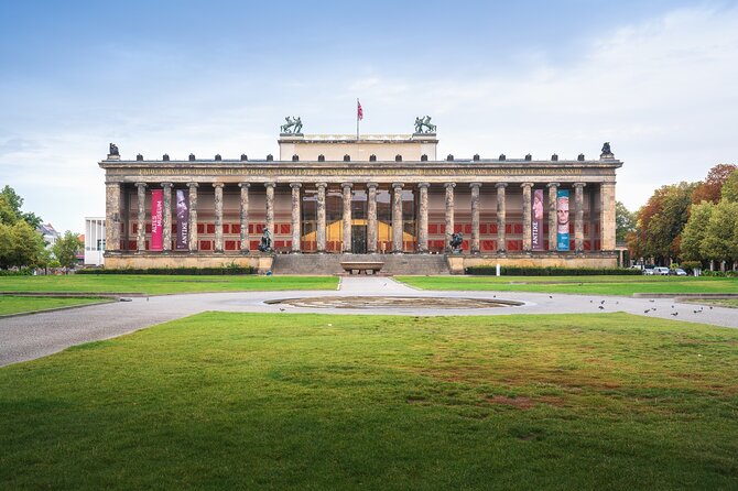 Love and War in Berlin: Self-Guided Story Puzzle Walk - Rathaus Architecture Puzzle: Learning Berlin by Reading Stone