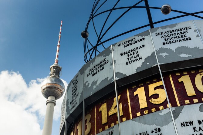 Love and War in Berlin: Self-Guided Story Puzzle Walk - Neptunbrunnen and Marx-Engels-Forum: History in the Middle of Everyday Life