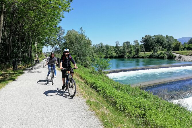 Lucca: self-guided bike tour + picnic in the vineyards - River park riding on the white road