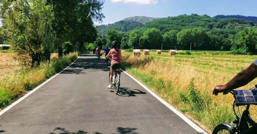 Lucca: Self-Guided Bike Tour to the Wine Roads - Getting started outside Lucca’s train station: bike, briefing, and the app