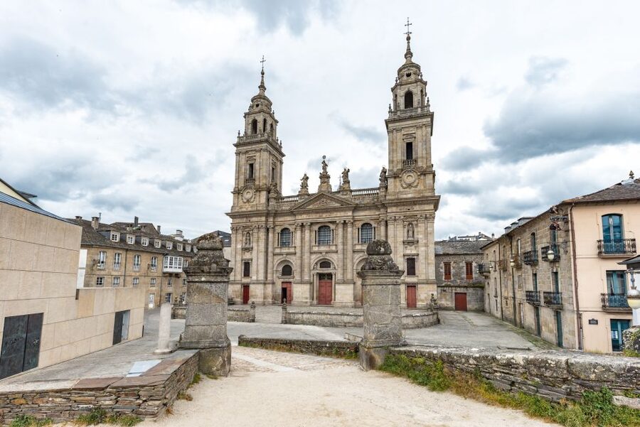 Lugo: Cathedral of Santa Maria Entry Ticket and Audio Guide - Romanesque to Neoclassical: what to look for as you walk inside