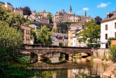 Luxembourg City Romantic Game: Walking Tour & Scavenger Hunt - Getting rolling at Pont Adolphe (Ville Haute) and finding the first answers