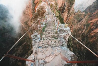 Madeira: Sunrise at Pico do Arieiro & Hike Larano trail - Stop 2: Miradouro do Guindaste and the glass platform photo moment