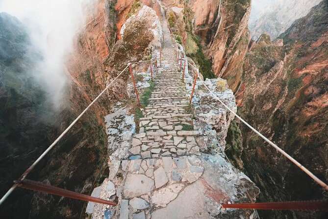Madeira: Sunrise at Pico do Arieiro & Hike Larano trail - Stop 2: Miradouro do Guindaste and the glass platform photo moment
