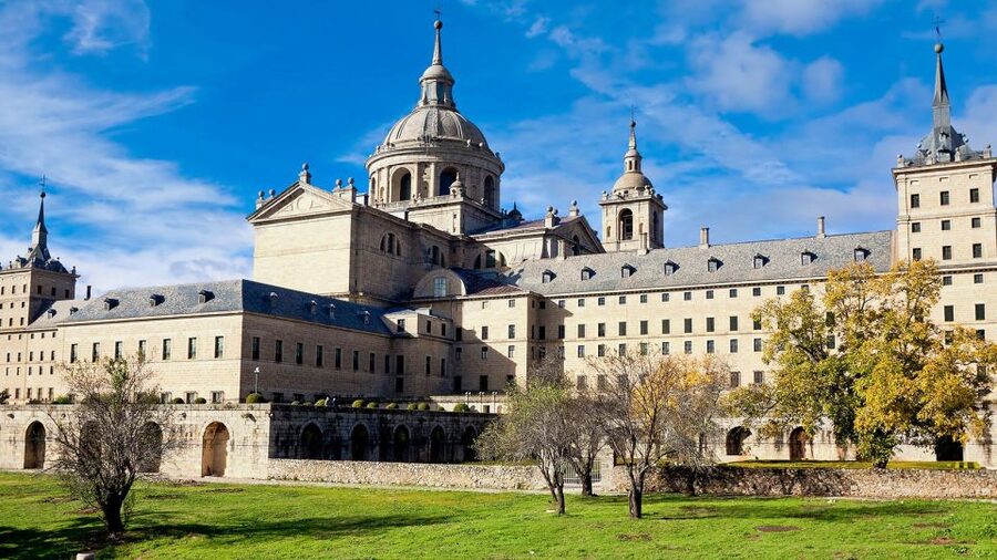 Madrid Audioguide - TravelMate app for your smartphone - Neighborhood attractions: markets and plazas for real-life Madrid