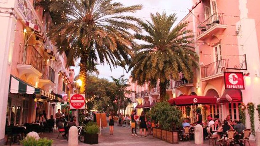 Miami Audioguide - TravelMate app for your smartphone - South Beach and landmark streets: Ocean Drive, Lincoln Road, Lummus Park, Espanola Way, and hotels