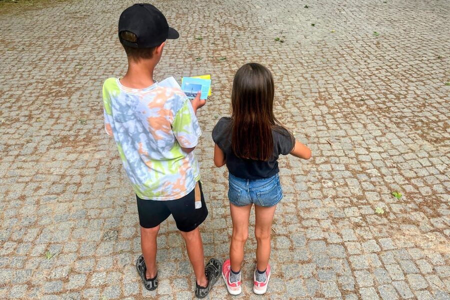 Munich: Self-guided sightseeing scavenger hunt for families - Getting your box and starting at Hofgarten (no guide needed)