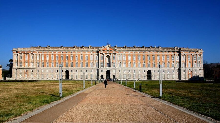 Naples Audioguide - TravelMate app for your smartphone - Royal power and side trips inside the audio: Pompeii and Caserta