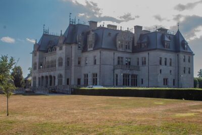 Newport Cliff Walk - Legends of the Gilded Age GPS Guided Audio Tour - Forty Steps: a bay view plus servant-party backstory