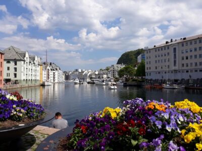 Norwegian Coastal Cities: Smartphone Audio Guide App - How the App Playback Works While You Walk (GPS, Map, and Auto-Play)
