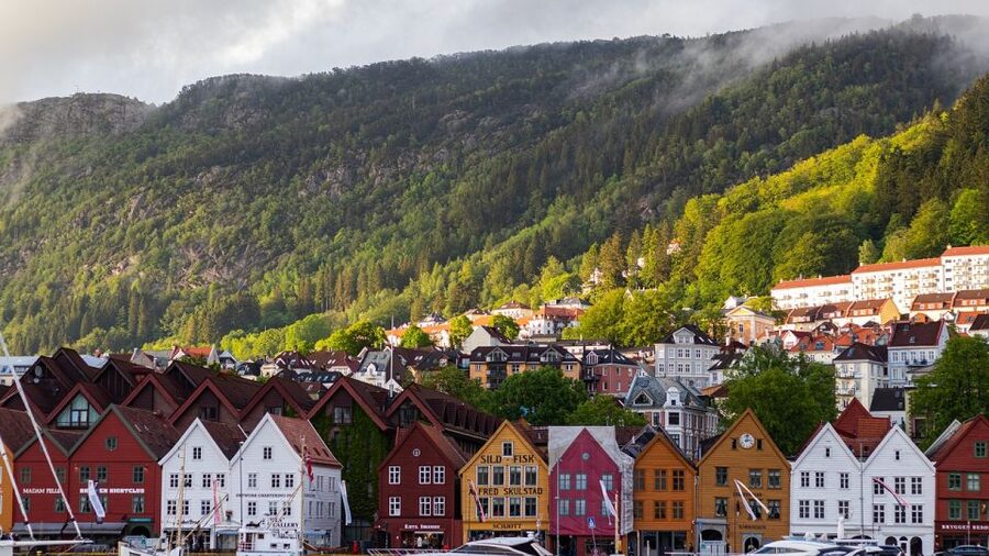Norwegian Coastal Cities: Smartphone Audio Guide App - Trondheim: Nidaros Cathedral, Bakklandet, Nedre Elvehavn, and the Bicycle Lift