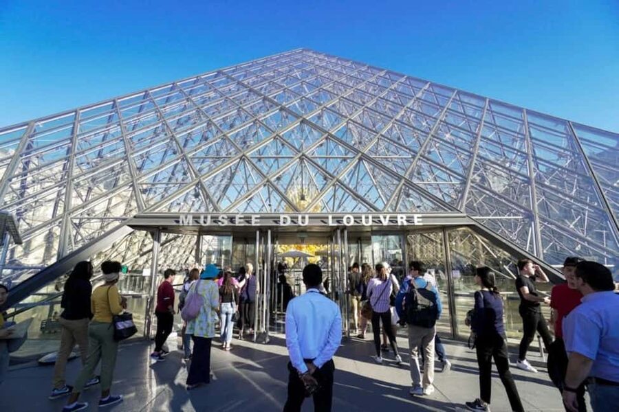Paris: Louvre Museum Hosted Entry and Mona Lisa Audioguide - The Mona Lisa moment: yes, it’s crowded, so plan for it