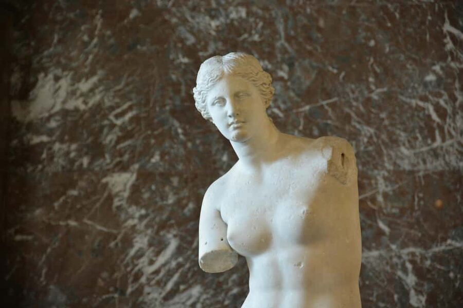 Paris: Louvre Museum Hosted Entry & Masterpieces Audio Guide - Entering The Louvre With a Host Meet-Up (and Why It Helps)