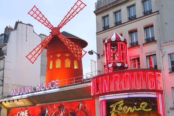 Paris (Montmartre) Scavenger Hunt and Sights Self-Guided Tour - Stop 3: Place du Tertre—street atmosphere with room for creativity