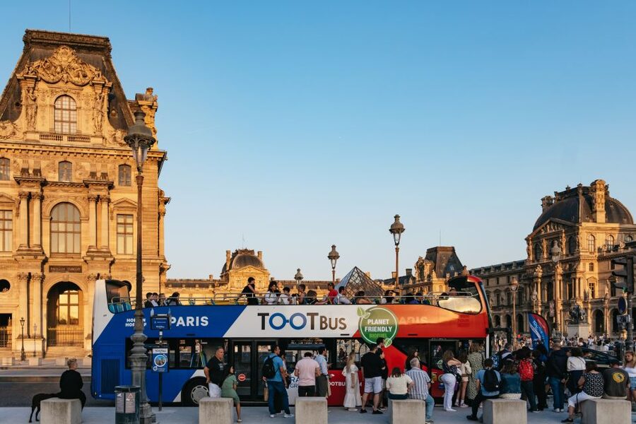 Paris: Night Bus Tour with Audioguide - Comfort Rules: Headphones, Weather, Wheelchair Access, and No Oversize Luggage