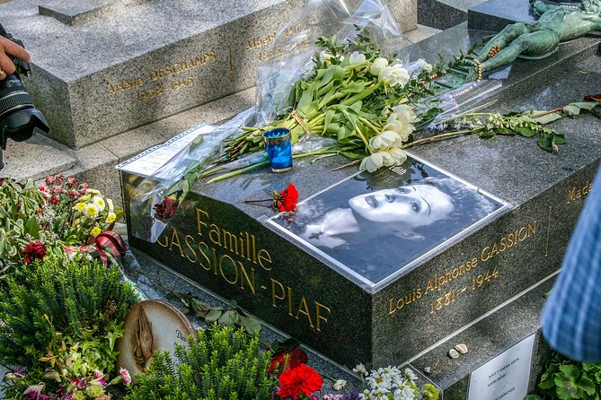 Père-Lachaise Cemetery Paris Tour with Audioguide - Headphones, app setup, and GPS navigation (how to avoid the common headaches)