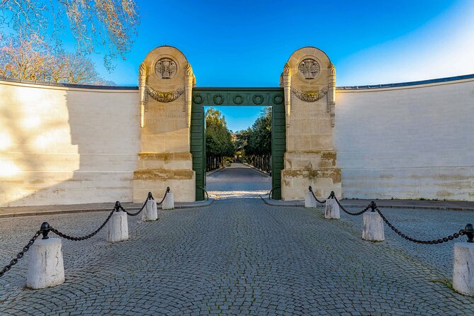 Père-Lachaise Cemetery Paris Tour with Audioguide - The highlights route: Chopin, Piaf, Wilde, and the “French Romeo and Juliet”