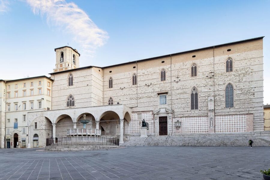 Perugia: San Lorenzo Cathedral Audioguide Tour - Finding the cloister ticket office in Piazza IV Novembre