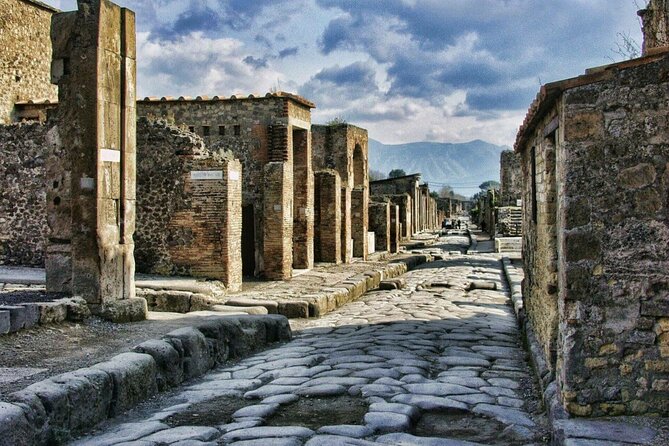 Pompeii Archaeological Park Skip-the-line Entry and Audio Guide - Using the smartphone audio guide and map without getting lost